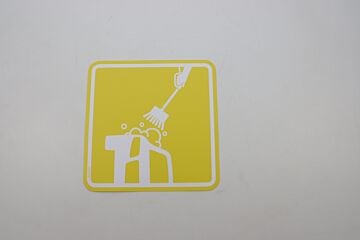 AUFKLEBER GELB WASCHBÜRSTE FARBKONZEPT